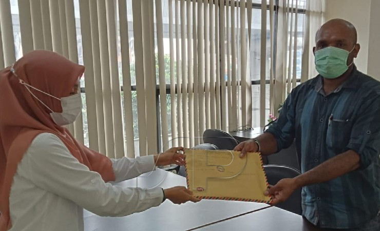 SERAHKAN | Ketua OKIA, Raimond Kelanangame menyerahkan surat pengaduan ke KASN Pusat di Jakarta terkait hasil seleksi JPT Pratama Pemkab Mimika, Selasa (17/5/2022). (Foto: Ist)