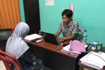 PERIKSA | Penyidik Unit Reskrim Polsek Jayapura Selatan memeriksa saudari N alias A (29), wanita pembuang janin di pantai belakang Pasar Hamadi, Kota Jayapura, Papua. (Foto: Humas Polresta Jayapura)
