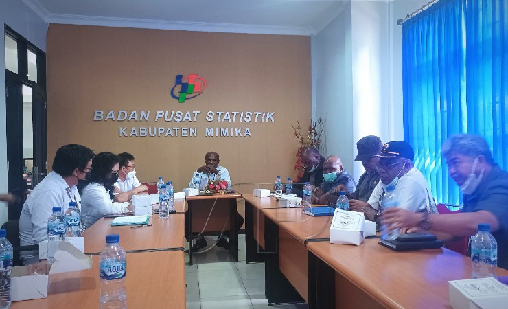 PERTEMUAN | Suasana pertemuan antara Komisi C dengan pihak BPS Mimika membahas data penerima bantuan sosial. (Foto: Mujiono/Seputarpapua)