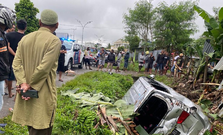 TABRAK | mobil Avanza yang dikemudikan Saenal saat menabrak pagar rumah warga, Rabu (18/5/2022) (Foto: Ist)