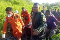 EVAKUASI | Proses evakuasi jenazah korban Fernando Erikson Sipayung yang ditemukan dalam keadaan meninggal dunia di pinggir pantai Lampu Satu, Kabupaten Merauke, Papua, Rabu (18/5/2022). (Foto: Humas SAR Merauke)