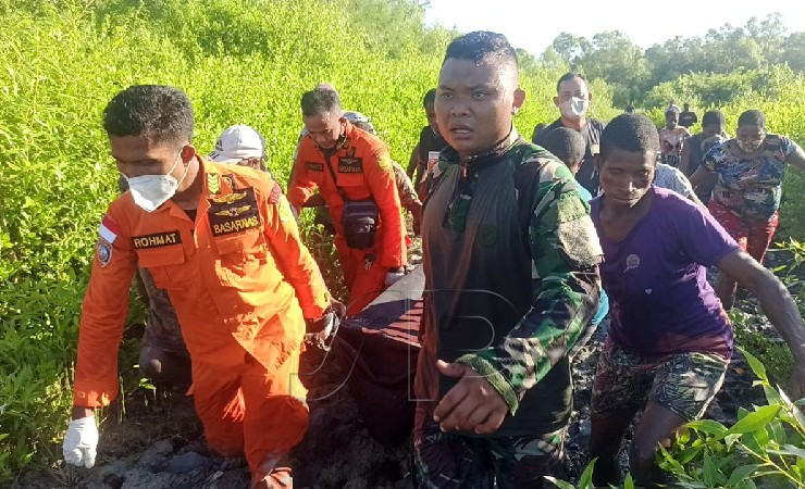 EVAKUASI | Proses evakuasi jenazah korban Fernando Erikson Sipayung yang ditemukan dalam keadaan meninggal dunia di pinggir pantai Lampu Satu, Kabupaten Merauke, Papua, Rabu (18/5/2022). (Foto: Humas SAR Merauke)