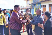 Paulus Waterpau saat berjabat tangan dengan Dominggus Mandacan di Bandara Rendani Manokwari Kamis (19/5/2022)