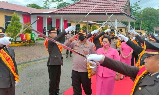 HORMAT | Melewati Gerbang Pora, AKBP I Gusti Gde Era Adhinata dan istri memberi hormat meninggalkan Mako Polres Mimika, Papua, Jumat (20/5/2022). (Foto: Saldi/Seputarpapua)