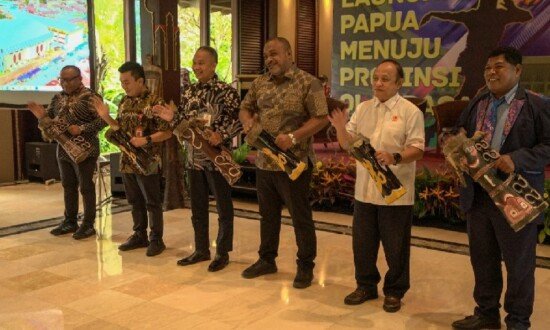 Pemukulan tifa launching Papua menuju Provinsi Olahraga. (Foto: Kadisorda Papua)