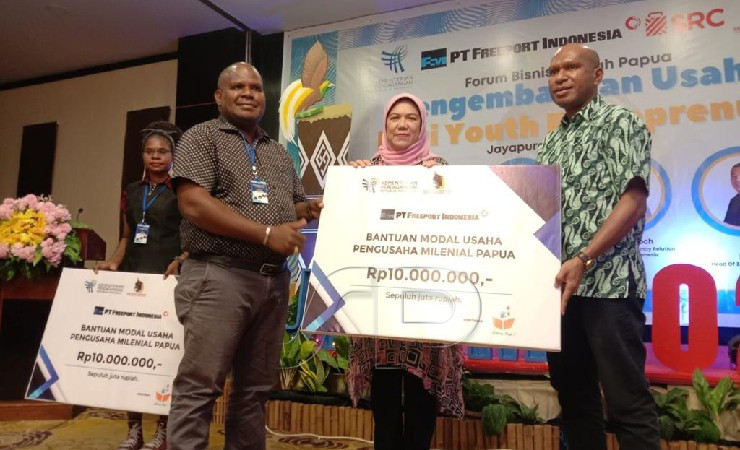 PENYERAHAN | Penyerahan bantuan moda usaha pengusaha milenieal Papua secara simbolik. (Foto: Ist/Seputarpapua)