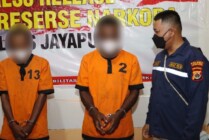 TERSANGKA | Polres Jayapura, Papua, merilis kasus penyalahgunaan narkotika dengan 2 orang tersangkanya yang ditangkap pada Senin, 23 Maret 2022, masing-masing saudara YA (25) dan SR (34). (Foto: Ist)