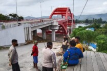 RESPON | Polisi merespon ke lokasi kejadian dan meminta keterangan dari sejumlah saksi terkait kejadian jatuhnya seorang remaja dari jembatan Youtefa. (Foto: Humas Polda Papua)