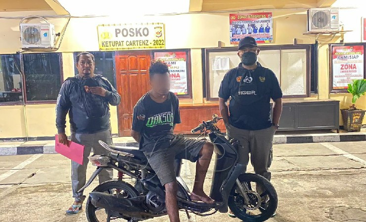 DITANGKAP | Pelaku IK yang merupakan residivis kasus curanmor kembali ditangkap Polisi. (Foto: Humas Polda Papua)