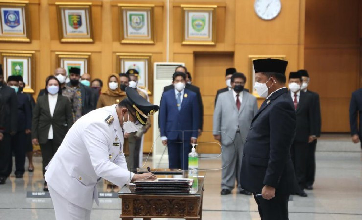 LANTIK | Michael Gomar menandatangani Berita Acara Pelantikan sebagai Penjabat Bupati Mappi dihadapan Menteri Dalam Negeri Tito Karnavian. (Foto: Ist/Seputarpapua)