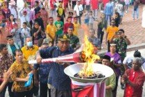 OBOR | Pembakaran obor Pattimura oleh Asisten I Setda Mimika Yulianus Sasarari. (Foto: Anya Fatma/Seputarpapua)