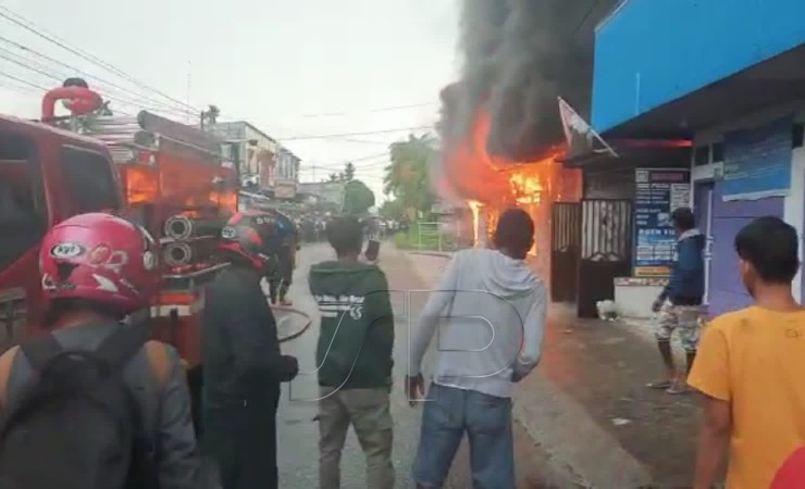 KEBAKARAN | Bangunan yang terdiri dari belasan petak kamar kos dan kios di Jalan Busiri, Mimika, Papua, hangus terbakar Sabtu pagi (28/5/2022). (Foto: Saldi/Seputarpapua)
