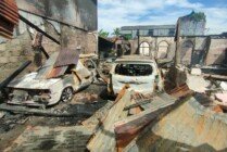 HANGUS | Bangunan serta kendaraan hangus terbakar dalam peristiwa kebakaran di jalan Busiri, Mimika, Papua, Sabtu (28/5/2022). (Foto: Saldi/Seputarpapua)