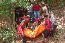 EVAKUASI | Petugas kepolisian dari Polresta Jayapura, Kita Jayapura, Papua, dibantu warga mengevakuasi jasad korban dari TKP dibawa ke RS Bhayangkara. (Foto: Ist)