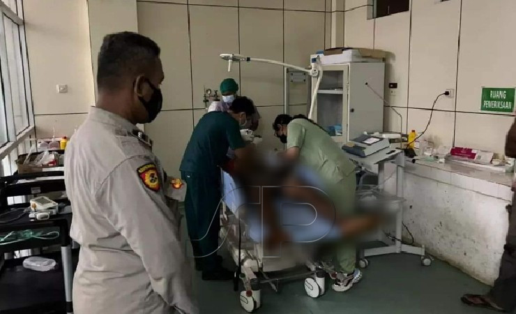 DITANGANI | Korban penganiayaan, Adolf Rumbrar (29) saat ditangani tim medis dari RSUD Dok II usai mengalami penganiayaan oleh rekannya, Minggu (15/5/2022), di Kota Jayapura, Papua. (Foto: Humas Polresta Jayapura)