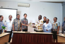 PENYERAHAN | Direktur YPMAK menyerahkan berita acara kerjasama pengelolaan SATP ke Ketua Umum YPL. (Foto : Mujiono/SATP)