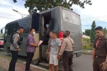 Penyidik Kepolisian Polda Papua Barat membawa tersangka ke Kejari, Rabu (15/6/2022)