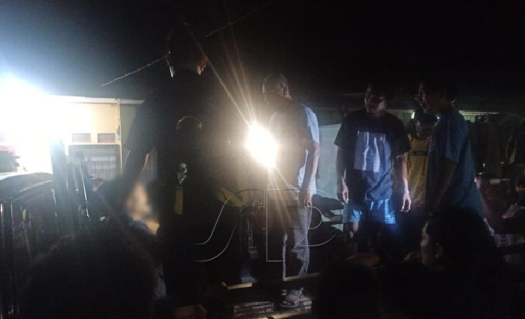 Supir berinisial S diamuk massa di Perumahan Griya Anggrek, Timika pada Sabtu malam. Supir diduga lakukan tabrak lari di sejumlah jalan di Timika. (Foto: Yonri/Seputarpapua)
