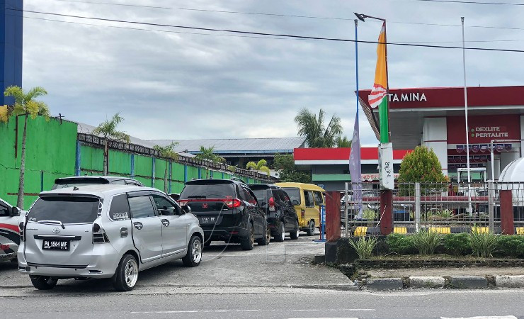 ANTRE | Antrean kendaraan di SPBU Jalan Yos Soedarso, Timika. (Foto: Anya Fatma/SeputarPapua)