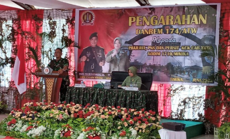 PENGARAHAN | Arahan Danrem 174/ATW Brigjen TNI Reza Pahlevi pada prajurit, PNS, Persit KCK Cab XXXV Kodim 1710/ Mimika, Rabu (1/5/2022) (Foto:Arifin/Seputarpapua)