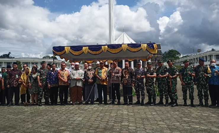 Foto bersama usai acara Halal Bi Halal di Halaman Kantor Pusat Pemerintahan Kabupaten Mimika, Kamis (2/6/2022) (Foto: Kristin Rejang/Seputarpapua)