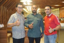 Direktur Utama PT. Persipura Papua, Herat Kalengkongan bersama Manajer Persipura Yan P. Mandenas. (Foto: MO Persipura)