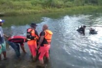 TEMUKAN | Tim SAR gabungan menemukan korban tenggelam setelah menggunakan alat deteksi Aqua Eye dalam proses pencarian korban di kali Wisata Baliem Waga-Waga, Mimika, Papua, Senin (6/6/2022). (Foto: Humas SAR Timika)
