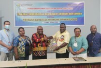 SERAHKAN | Direktur YPMAK menyerahkan dokumen perjanjian kerjasama kepada Direktur YGAB. (Foto: Mujiono/Seputarpapua)