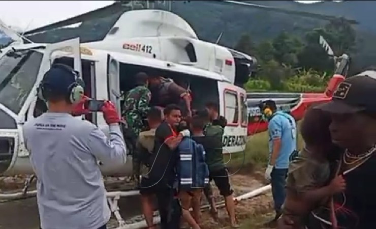 EVAKUASI | Tim PSC gunakan Helikopter Bell 412 SP register PK-DAR saat melakukan evakuasi pasien dari Jila menuju Timika. (Foto: Ist)