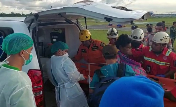 EVAKUASI | Salah satu korban helikopter jatuh yang merupakan pasien melahirkan berhasil dievakuasi Tim SAR gabungan. (Foto: Ist)