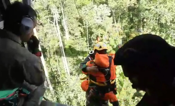 EVAKUASI | Tim SAR gabungan melakukan evakuasi dari udara terhadap korban jatuhnya helikopter puskesmas keliling udara di Kabupaten Mimika, Papua, Rabu (8/6/2022). (Foto: Ist)