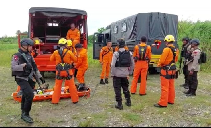 Tim SAR gabungan tengah bersiap untuk melakukan pencarian 1 korban helikopter jatuh. (Foto: Humas SAR Timika)