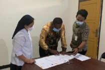 TANDATANGAN | Penandatanganan surat kerjasama dengan BPJS Kesehatan yang dilakukan oleh Ketua YCTP. (Foto: Ist/Seputarpapua)