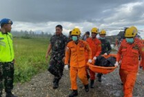 Tim SAR Gabungan berhasil lakukan evakuasi atar Piliter (4 tahun), korban helikopter jatuh di Jila, Papua pada Kamis (9/6/2022). (Foto: Yonri/Seputarpapua)