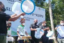 Direktur dan Executive Vice President Sustainable Development PTFI, Claus Wamafma ikut melepasliarkan kupu-kupu dalam pu cak acara Hari Lingkungan Hidup Sedunia. (Foto: Mujiono/Seputarpapua)