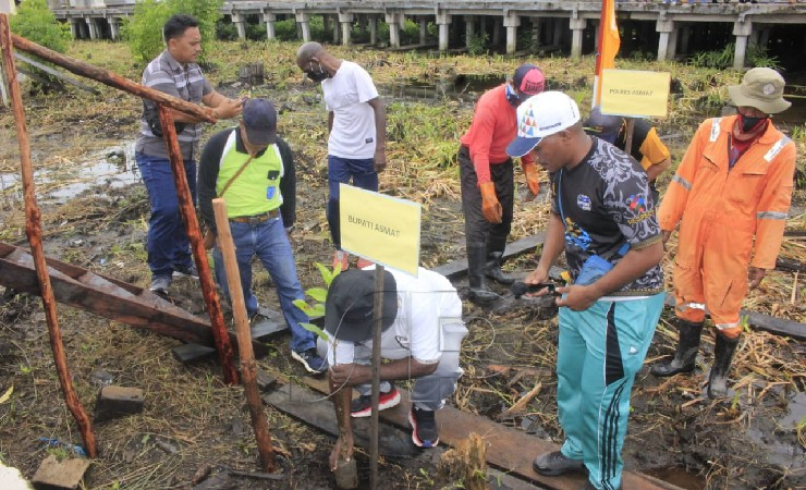 Bupati Kabupaten Asmat, Elisa Kambu menanam pohon di Kota Agats memperingati Hari Lingkungan Sedunia, Jumat (10/6/2022)