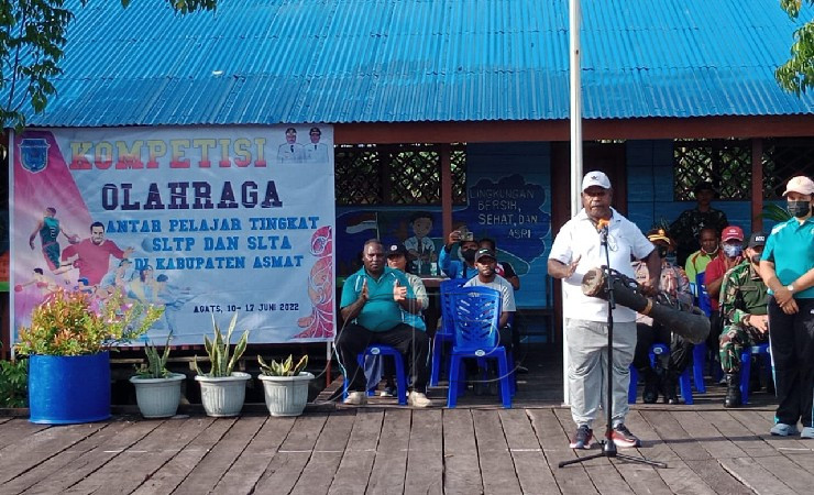 Bupati Asmat Elisa Kambu membuka kompetisi olahraga di Agats, Jumat (10/6/2022)