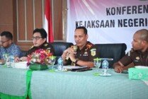 PENJELASAN | Kepala Kejaksaan Negeri Mimika yang didampingi Kasipidsus dan Kasi Intel saat memberikan keterangan kepada awak media. (Foto: Mujiono/Seputarpapua)