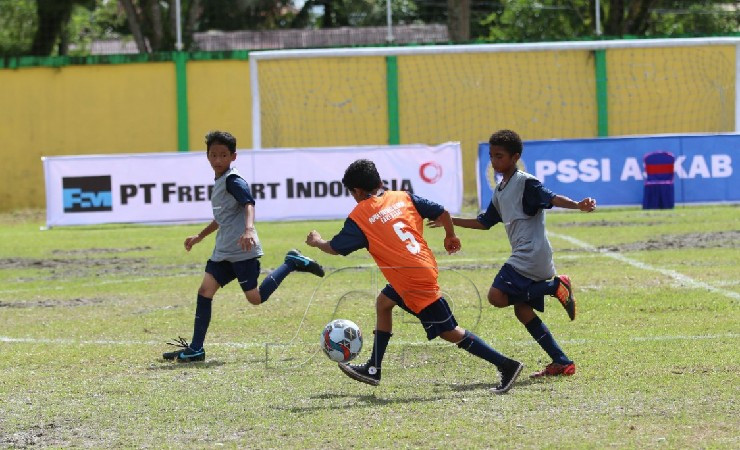 Seorang anak sedang menggiring bola pada seleksi PFA di Stadion Wania, Timika, Papua, Sabtu (11/6/2022). (Foto: Sevianto/ Seputarpapua)