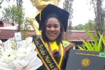 POSE | drg. Priska Maria Poana, S.Kg saat berpose usai wisuda. (Foto: Ist/Seputarpapua)