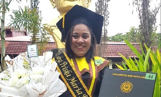 POSE | drg. Priska Maria Poana, S.Kg saat berpose usai wisuda. (Foto: Ist/Seputarpapua)