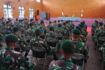 Danrem 174/ ATW Merauke Brigjen TNU E. Reza Pahlevi memberikan arahan kepada prajurit TNI yang bertugas di Asmat, Senin (13/6/2022)