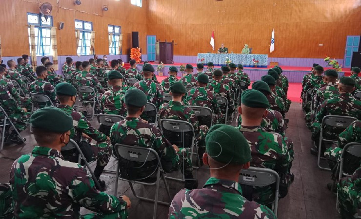 Danrem 174/ ATW Merauke Brigjen TNU E. Reza Pahlevi memberikan arahan kepada prajurit TNI yang bertugas di Asmat, Senin (13/6/2022)