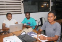 Ruth Somisu dan Desi Esema bersama seorang rekan mereka. (Foto: Papua.go.id)