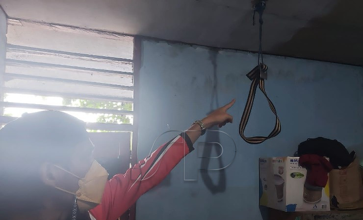 TUNJUK | Penyidik menunjukkan tali tambang dan ikat pinggang yang digunakan korban untuk mengakhiri hidupnya. (Foto: Ist)