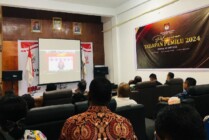 KPU Mimika saat mengikuti peluncuran tahapan pemilu 2024 secara online. (Foto: Anya Fatma/Seputarpapua)