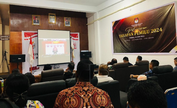KPU Mimika saat mengikuti peluncuran tahapan pemilu 2024 secara online. (Foto: Anya Fatma/Seputarpapua)
