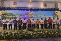 Foto bersama dalam Rapat Kerja Daerah (Rakerda) Gubernur dan Bupati serta walikota se-Prrovinsi Papua. (Foto: Humas Papua.go.id)