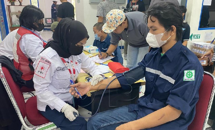 Karyawan PT Sucofindo Cabang Timika melakukan pemeriksaan kesehatan sebelum melakukan donor darah, Jumat (17/6/2022). (Foto: Yonri/Seputarpapua)