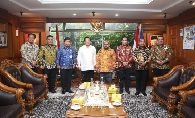 Foto bersama Mendagri Tito Karnavian dengan Gubernur Papua, Lukas Enembe. (Foto: Papua.go.id)